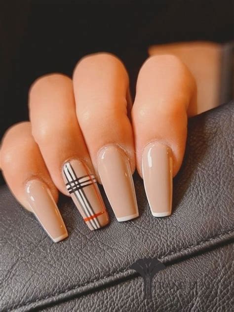 Đề xuất các mẫu nail Burberry đẹp cho nàng sang chảnh